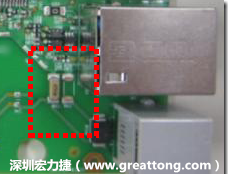 有人認為電容旁邊已經(jīng)有螺絲將電路板固定于機殼上了，不應該發(fā)生電路板彎曲的現(xiàn)象才對。